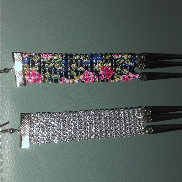 Dangle earrings with flower design - Picture 3 of 3